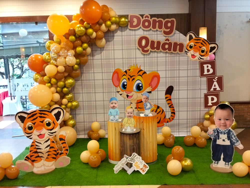 trang trí sinh nhật cho bé Khải Uy tại nhà hàng Phú Quý